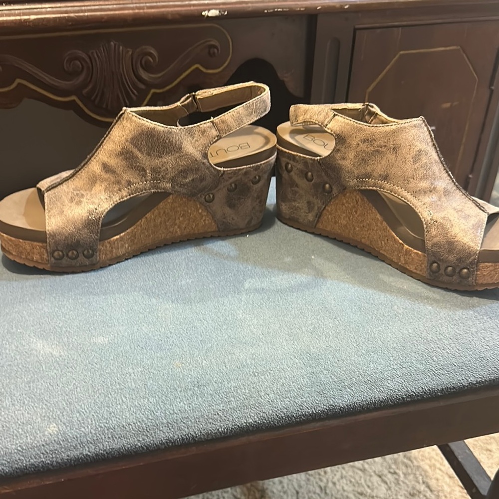 Tan Wedge Shoes with Slingback and Peep-Toe - Picture 4 of 6